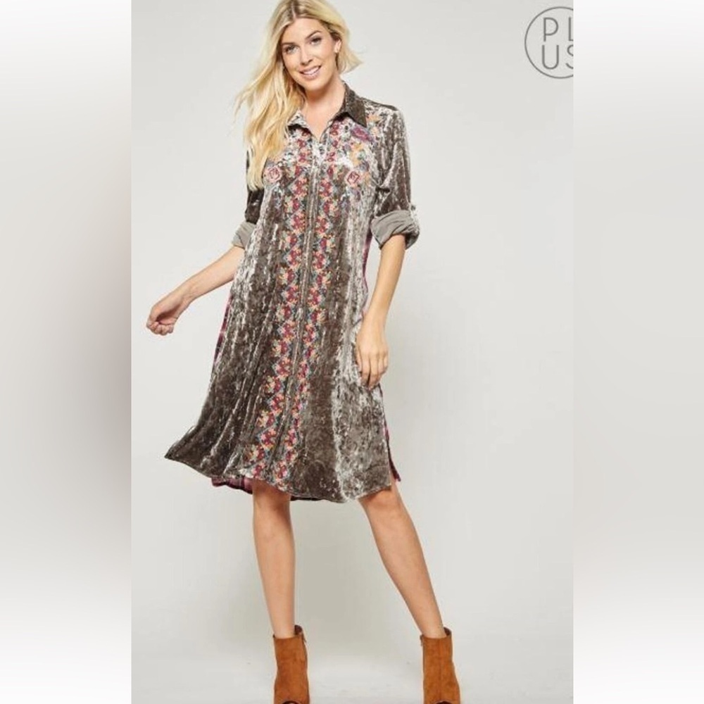 ANDREE BY UNIT Velvet Midi Dress with Floral Accents
Caja 3